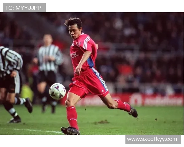 红衣足球明星究竟是谁他在赛场上的表现引发了怎样的关注与热议