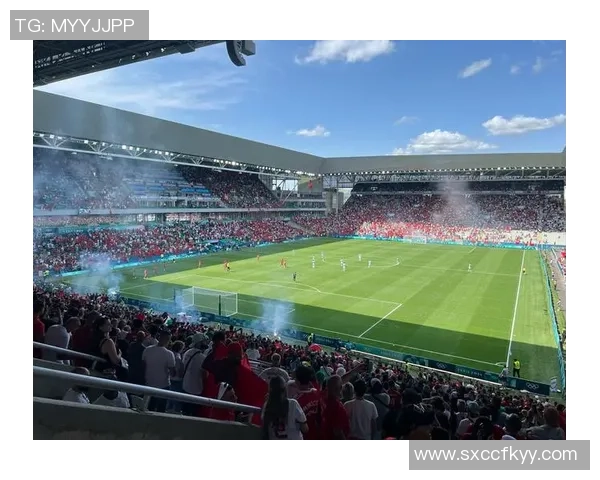 足球明星颁奖典礼精彩献唱展现球场魅力与音乐激情的完美结合