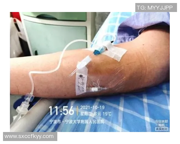 足球明星因意外受伤手指断裂的真实照片曝光引发广泛关注和讨论