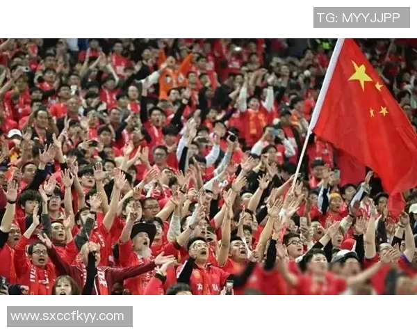 足球明星进球后与粉丝热情拥抱展现亲民一面引发球迷热烈反响